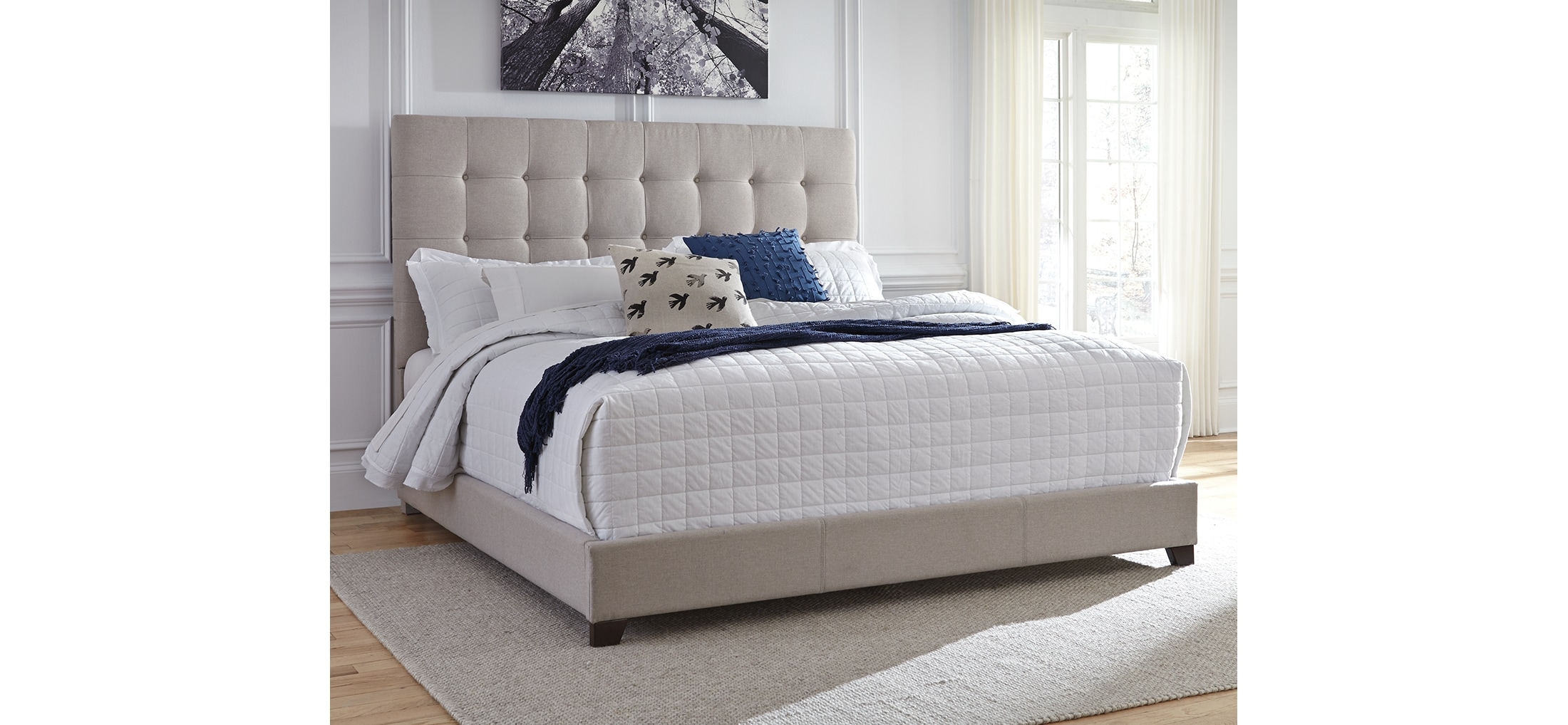 Dolante Queen Upholstered Bed | Levin